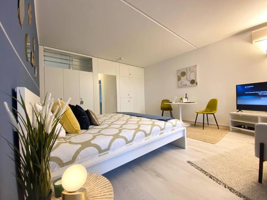 Luganersee, Pool, Strand, Parkplatz, Suite Bissone Ngoại thất bức ảnh